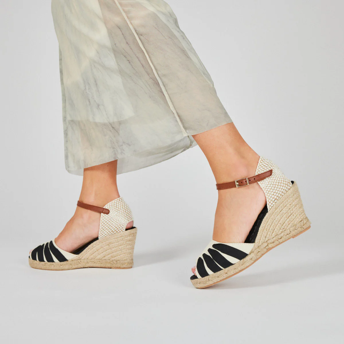 Araya women's black espadrilles with jute wedges - Image 2