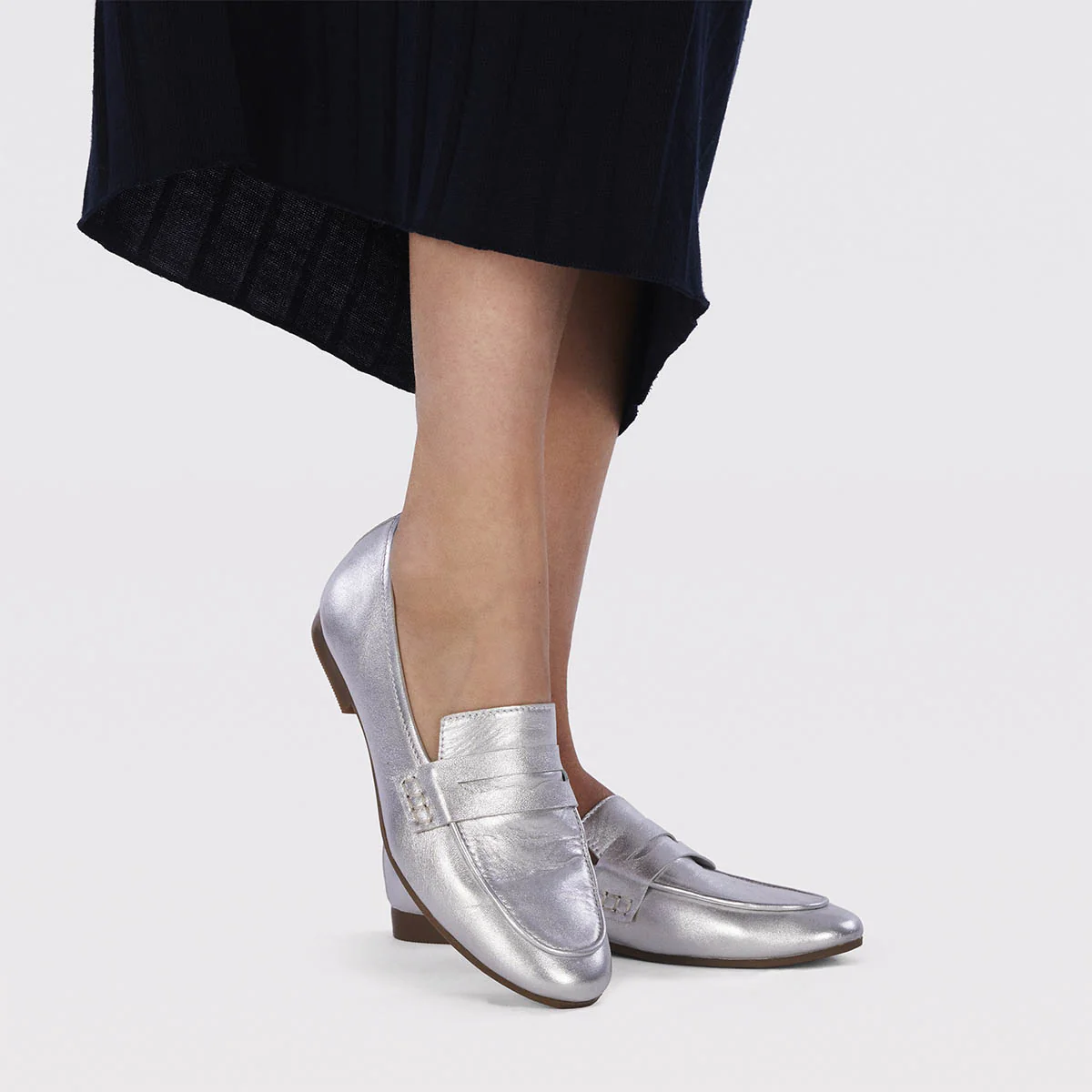 Augusta women's silver leather moccasins - Image 2