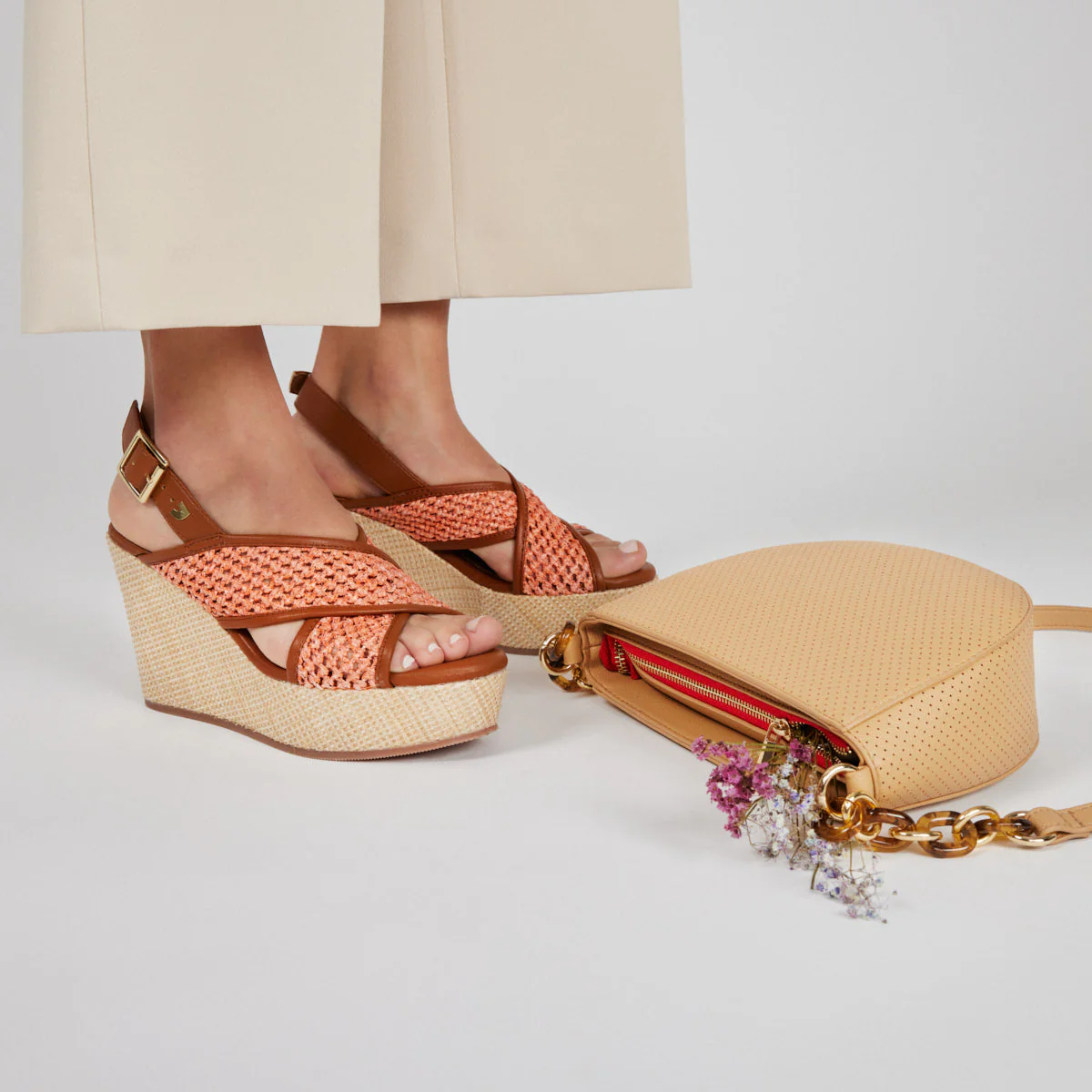 Bussang women's wedges with coral mesh - Image 2