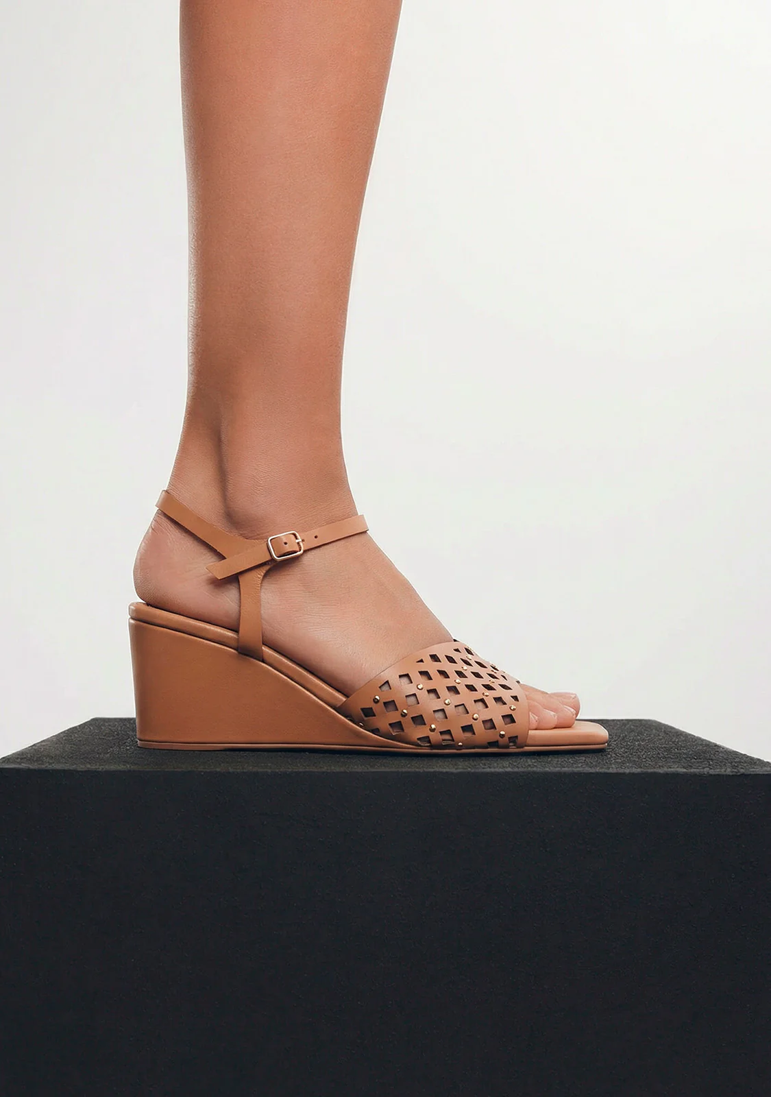 CUT-OUT AND STUDDED LEATHER HEELED SANDALS PESHTIGO - Image 5