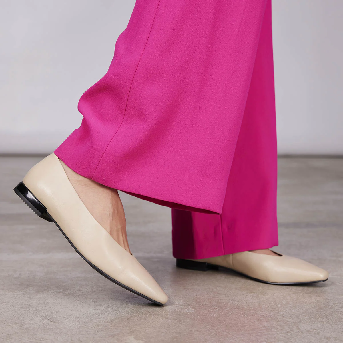 Gifford women's cream ballet flats with pointed toes - Image 5