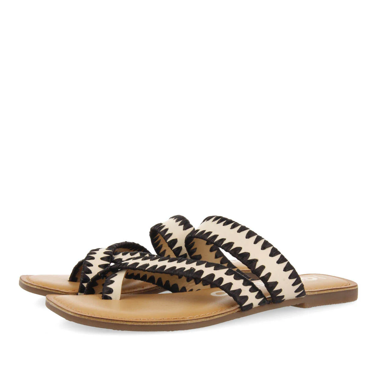 Goias women's off-white leather sandals with decorative raffia stitching - Image 2