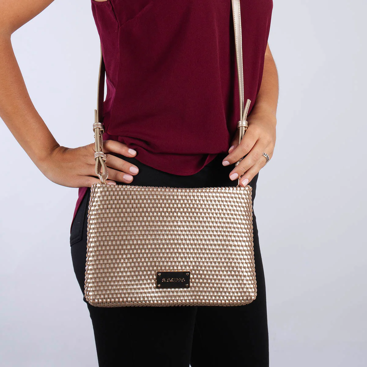 GOLD COLORED CROSSBODY BAG WITH MORVAH BRAIDING - Image 2
