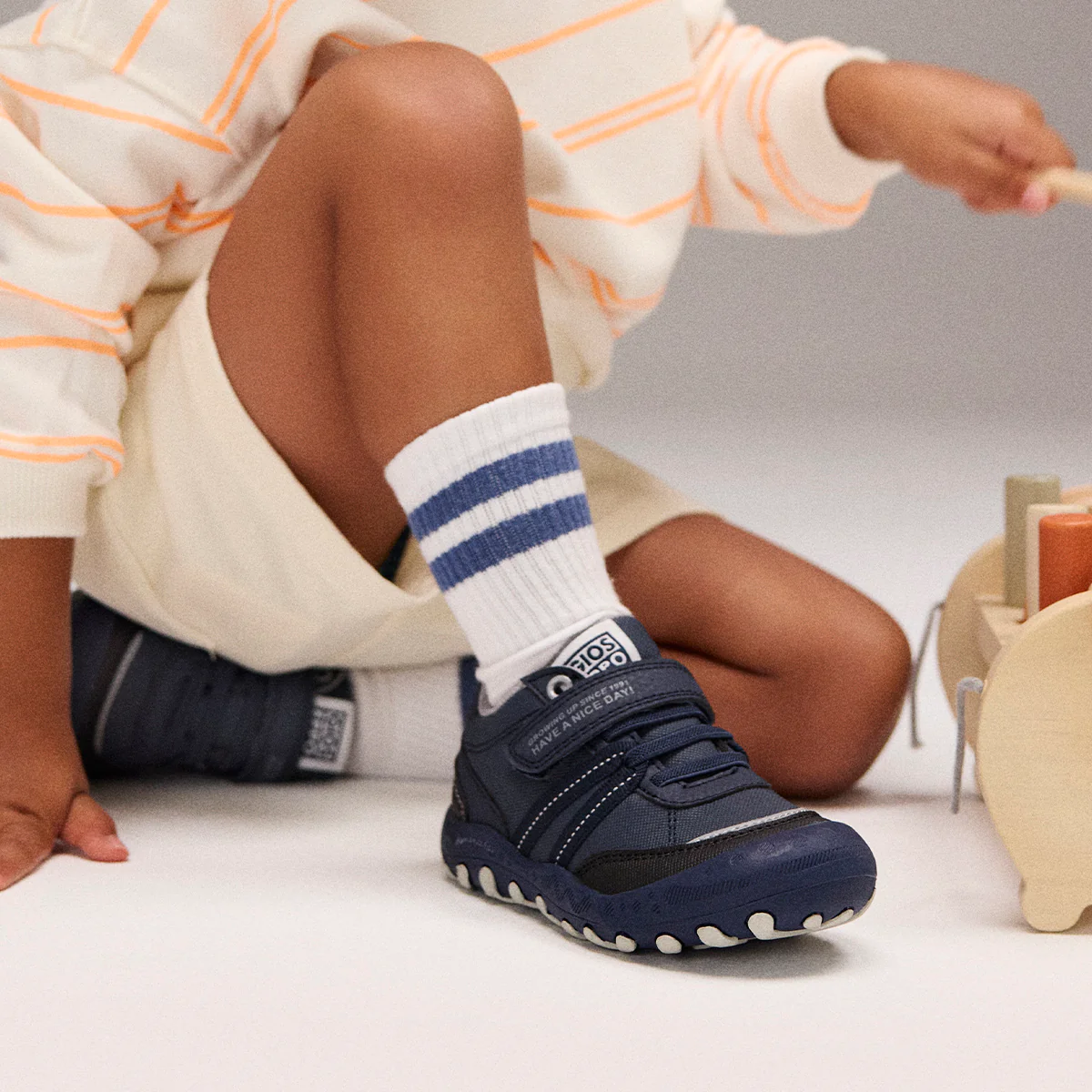Kaindorf children's navy blue hiking sneakers - Image 2
