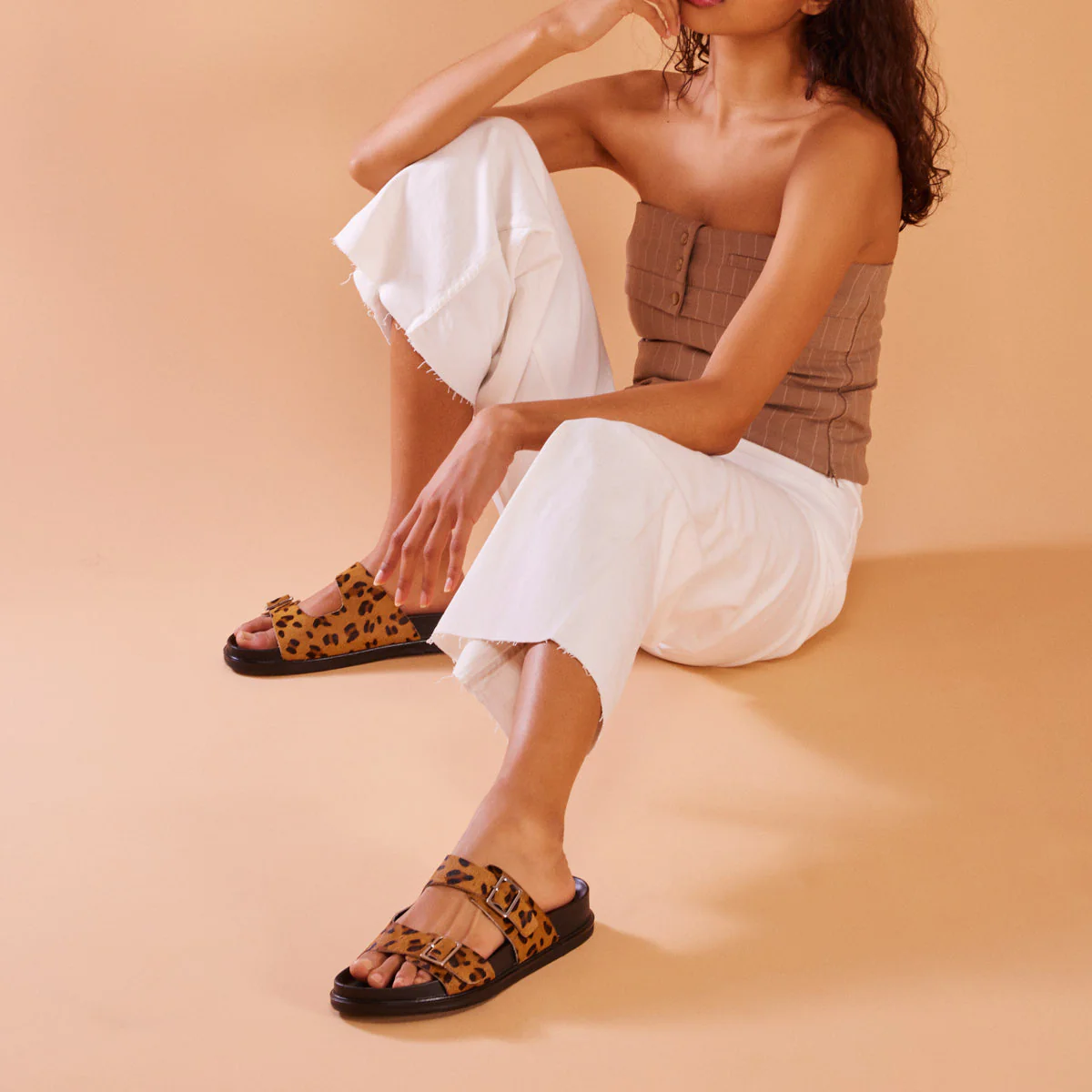 Moema women's footbed sandals with buckles and animal print - Image 2