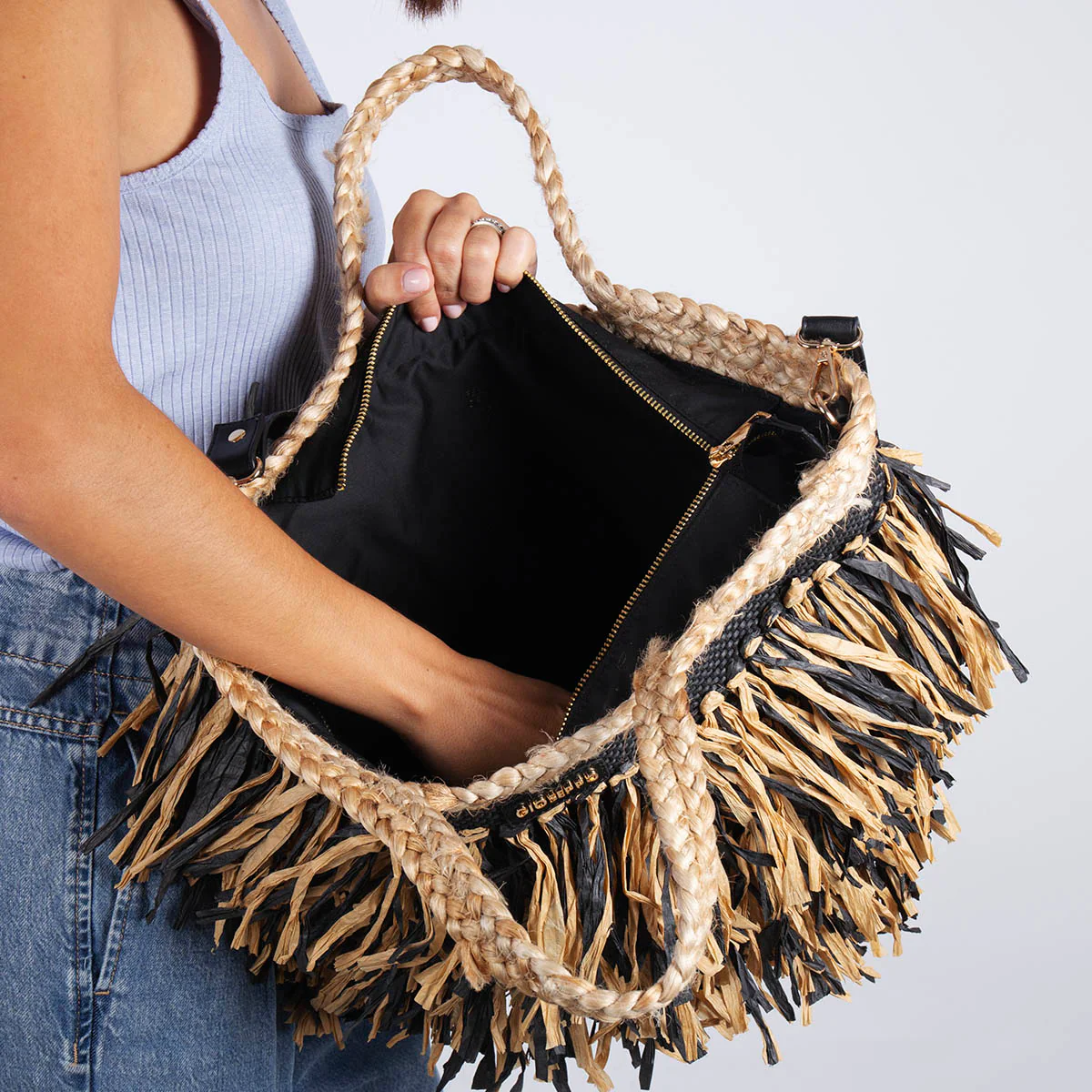 NATURAL COLOR BASKET WITH SARANDE FRINGES - Image 3