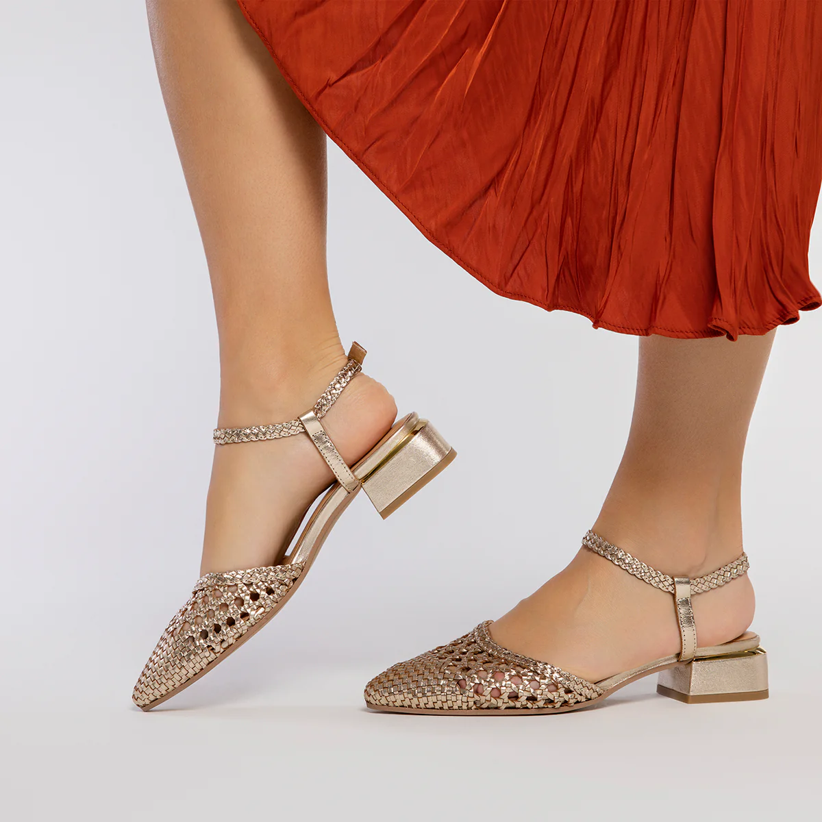 PLATINUM COLORED BRAIDED LEATHER BALLERINAS FOR WOMEN MINEO - Image 2
