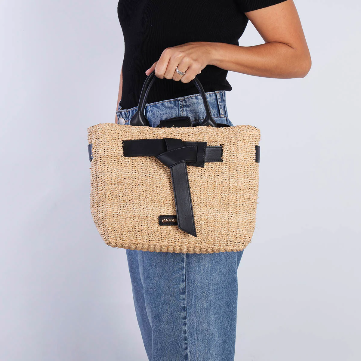 RAFFIA CROSSBODY BAG WITH BOW AND BLACK GREKAN DETAILS - Image 2