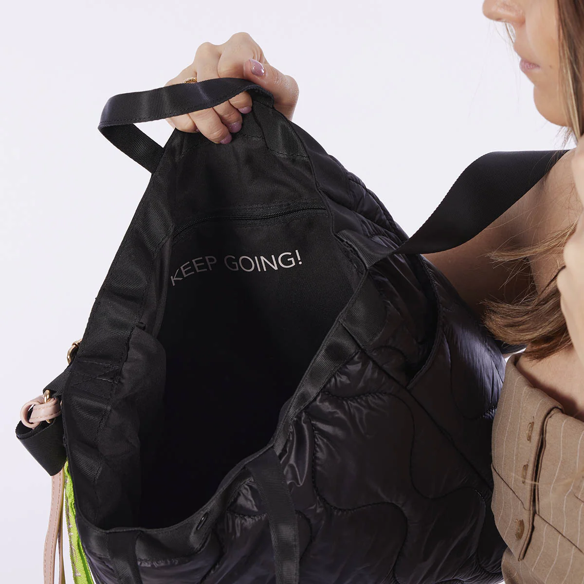 Sabara women's black cushioned shopper bag with accessories - Image 4