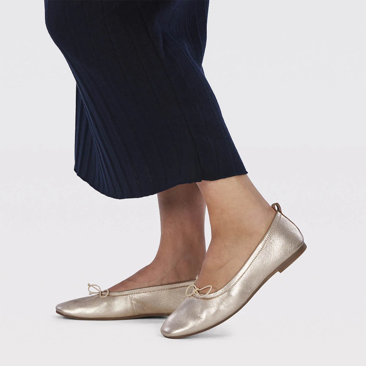 Satteins women's gold leather ballet flats - Image 5